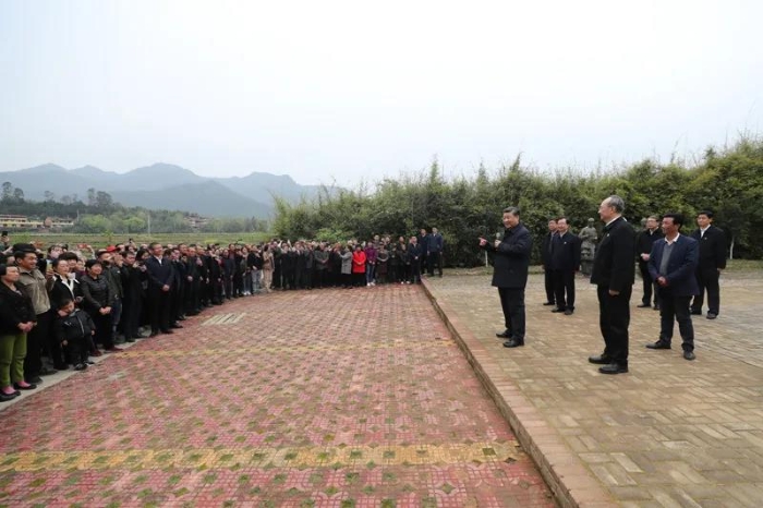 3月22日至25日，中共中央總書記、國家主席、中央軍委主席習近平在福建考察。這是23日下午，習近平在三明沙縣夏茂鎮俞邦村考察時，同鄉親們親切交流。新華社記者 王曄 攝
