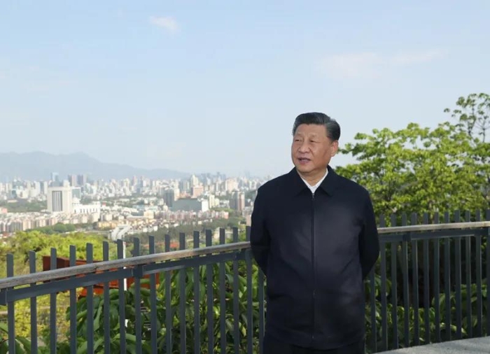 3月22日至25日，中共中央總書記、國家主席、中央軍委主席習近平在福建考察。這是24日下午，習近平在福州福山郊野公園觀景平臺，聽取城市生態公園規劃建設、城市水系綜合治理情況匯報。新華社記者鞠鵬 攝
