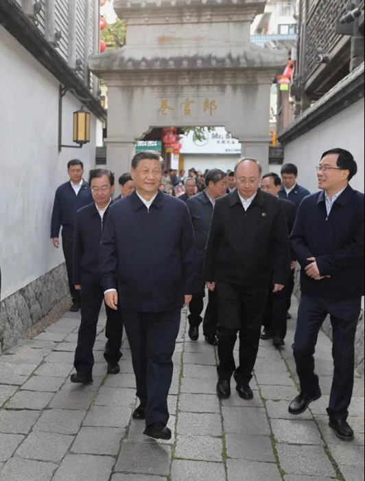 3月22日至25日，中共中央總書記、國家主席、中央軍委主席習近平在福建考察。這是24日下午，習近平在福州三坊七巷歷史文化街區步行察看郎官巷。新華社記者 王曄 攝