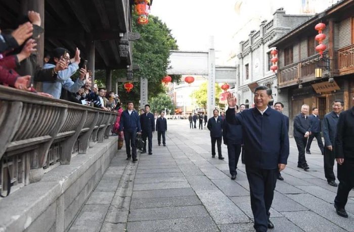 3月22日至25日，中共中央總書記、國家主席、中央軍委主席習近平在福建考察。這是24日下午，習近平在福州三坊七巷歷史文化街區考察時，向游客和市民招手致意。新華社記者燕雁 攝