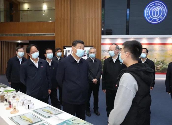 3月22日至25日，中共中央總書記、國家主席、中央軍委主席習近平在福建考察。這是25日上午，習近平在福州閩江學院，參觀校史和應用型辦學成果展示。新華社記者王曄 攝