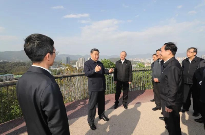 3月22日至25日，中共中央總書記、國家主席、中央軍委主席習近平在福建考察。這是24日下午，習近平在福州福山郊野公園觀景平臺，聽取城市生態公園規劃建設、城市水系綜合治理情況匯報。新華社記者王曄 攝