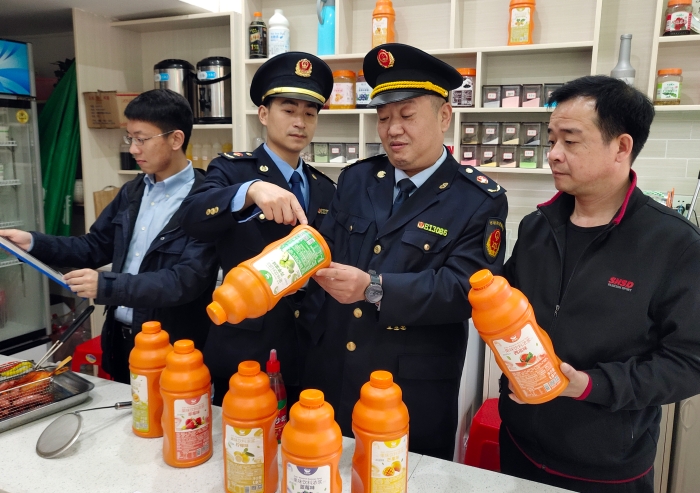 圖為3月30日該局執法人員在一家奶茶店檢查食品添加劑。