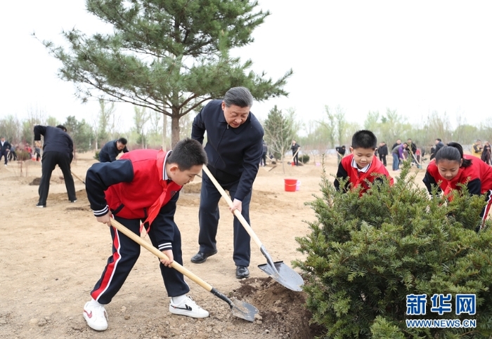 習近平在參加首都義務植樹活動