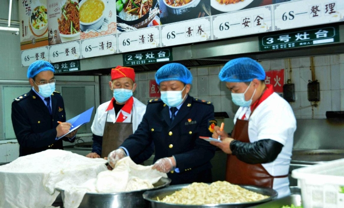 圖為4月7日，執法人員在檢查某學校食堂操作間衛生。