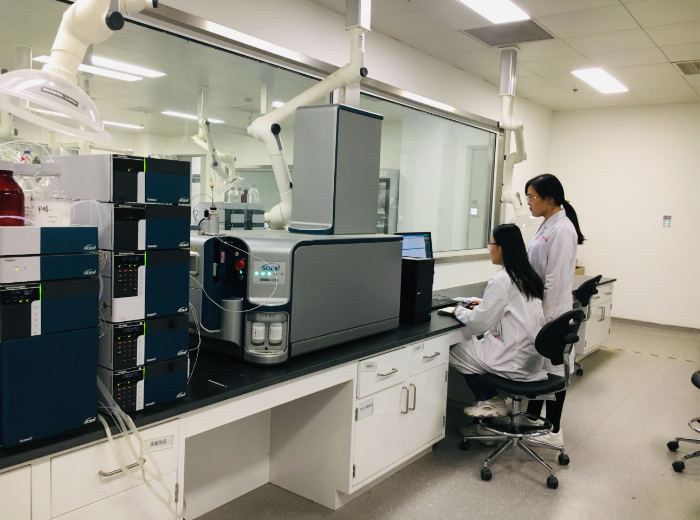 圖為工作人員進行液質聯用質量一致性研究。