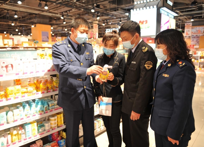 圖為該局執(zhí)法人員在大型商超兒童化妝品專柜進(jìn)行檢查。