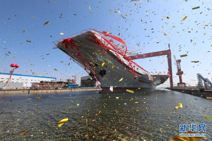 2017年4月26日，我國第二艘航空母艦下水儀式在中國船舶重工集團公司大連造船廠舉行。新華社記者 李剛 攝