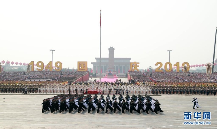 2019年10月1日上午，慶祝中華人民共和國成立70周年大會在北京天安門廣場隆重舉行。這是領導指揮方隊接受檢閱。新華社記者 龐興雷 攝