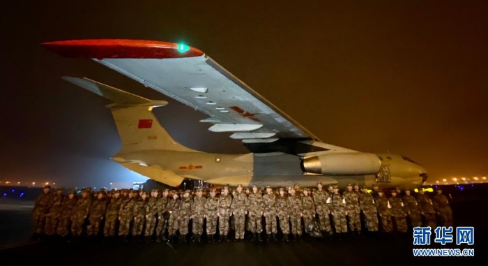 2020年1月24日晚，由陸軍軍醫大學抽調精干醫務人員，組建的150人醫療隊連夜從重慶出發，飛赴武漢支援抗擊新冠肺炎疫情。這是醫療隊在重慶江北國際機場停機坪集結。新華社發