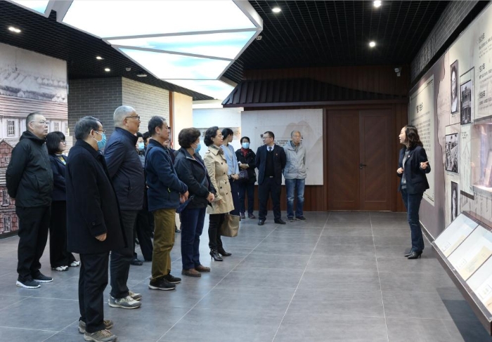 圖為老干部們參觀企業(yè)發(fā)展情況。