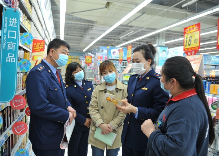 圖為該局工作人員在大型商超化妝品專柜進行監督檢查和條例宣貫。