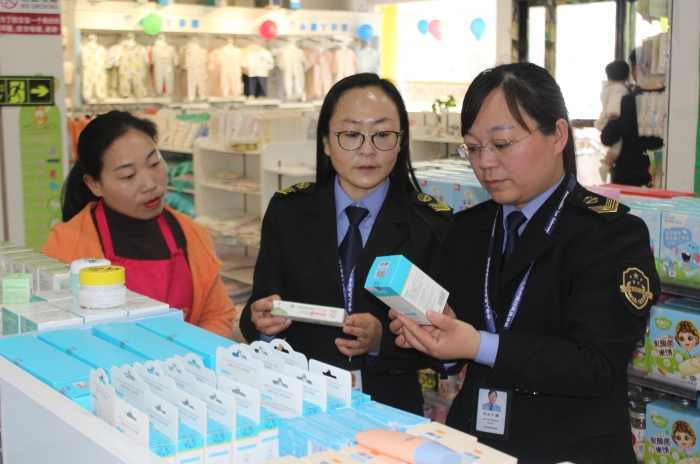 圖為該局執法人員在邢莊鄉一母嬰用品專賣店檢查兒童化妝品包裝及產品質量。