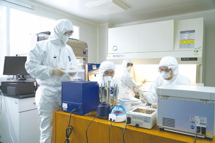藥品檢驗機構技術人員在研制新冠病毒核酸檢測試劑參考品