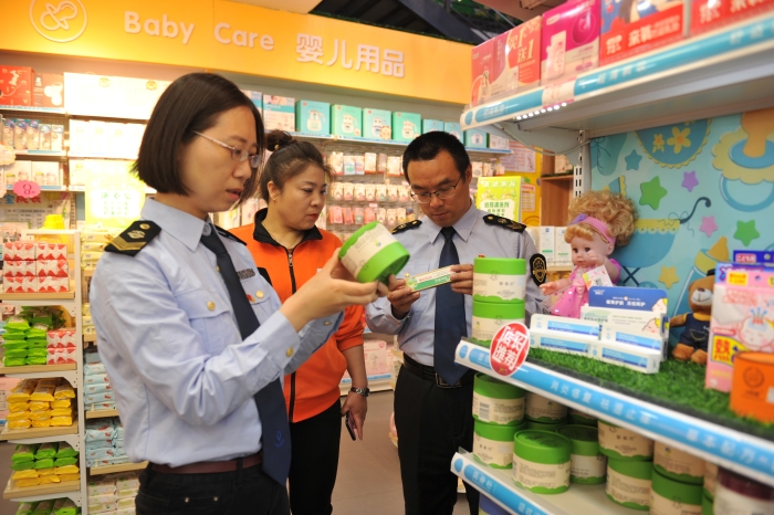 圖為該局執法人員在一家孕嬰兒童用品專賣店進行化妝品抽檢。
