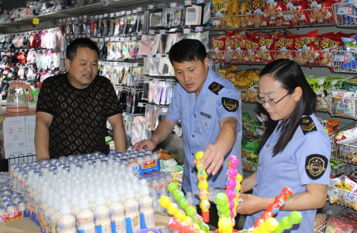 圖為該局執(zhí)法人員在一家超市檢查兒童食品質(zhì)量。