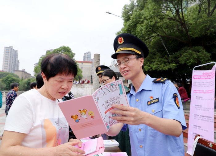 圖為5月25日該局工作人員向消費者宣傳安全用妝知識。