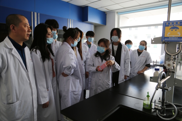 圖為工作人員講解化妝品選購知識。