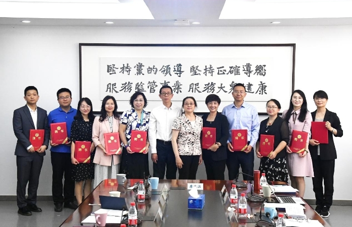 圖為專家委員獲頒聘任證書。