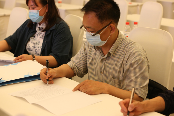 圖為北京50家醫療器械生產企業法定責任人與北京市藥監局第一分局簽訂《醫療器械生產企業質量安全管理承諾書》。