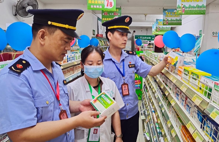 圖為6月2日該局執法人員正在一高考周邊藥店內檢查藥品。
