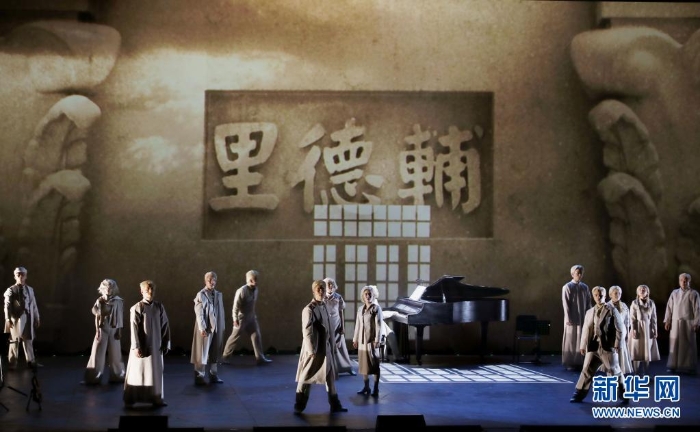 《輔德里》劇照（4月22日攝）。原創紅色戲劇《輔德里》將共產黨人衣冠冢藏文件的故事搬上舞臺，主創是平均年齡28歲的年輕團隊。新華社記者 劉穎 攝