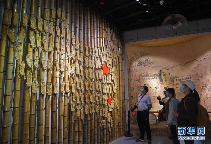 　△在江西省于都縣中央紅軍長征出發(fā)紀(jì)念館，游客在參觀80雙草鞋組成的“草鞋墻”（4月30日攝）。新華社記者 萬象 攝
