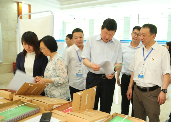 圖為吉林省藥監局領導查看吉林檢查分局規范化建設工作檔案。