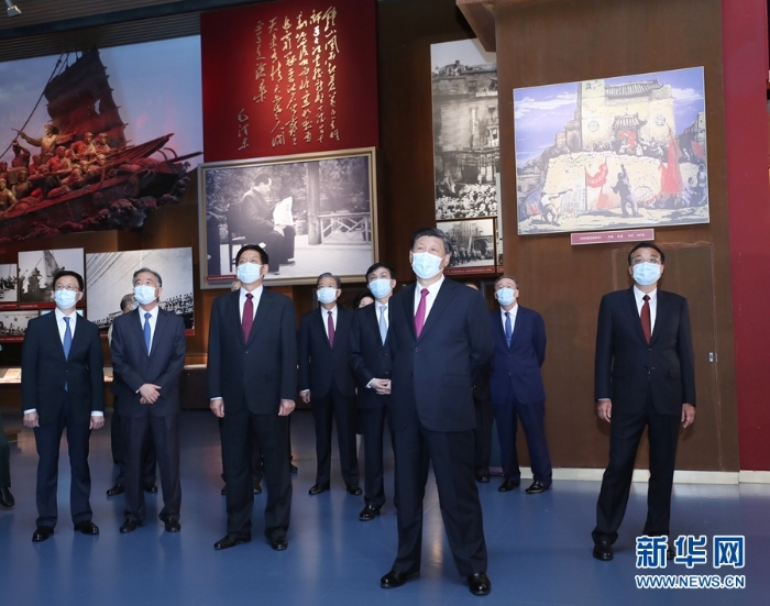 6月18日，黨和國(guó)家領(lǐng)導(dǎo)人習(xí)近平、李克強(qiáng)、栗戰(zhàn)書(shū)、汪洋、王滬寧、趙樂(lè)際、韓正、王岐山等在中國(guó)共產(chǎn)黨歷史展覽館參觀“‘不忘初心、牢記使命’中國(guó)共產(chǎn)黨歷史展覽”。新華社記者 鞠鵬 攝