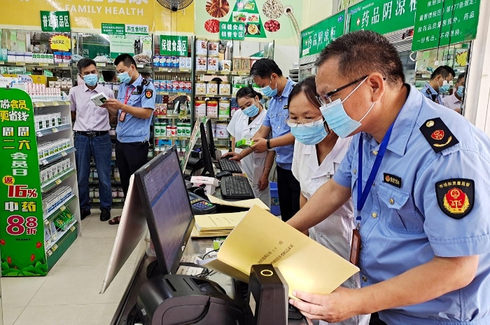 圖為6月20日，該局執法人員正在一家零售藥店檢查銷售退燒、止咳、抗病毒、抗菌類藥品實名登記和信息報告情況。