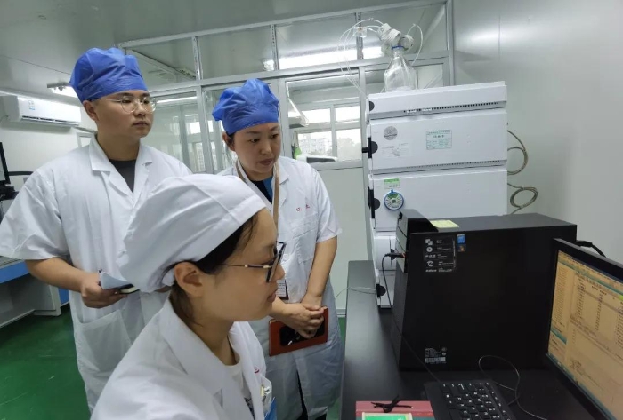 圖為贛中藥品檢查所藥品檢查員在江西省生物制品所股份有限公司進(jìn)行GMP日常檢查。