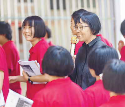 張桂梅（著黑衣者）和學生們在一起（2020年9月5日攝）。