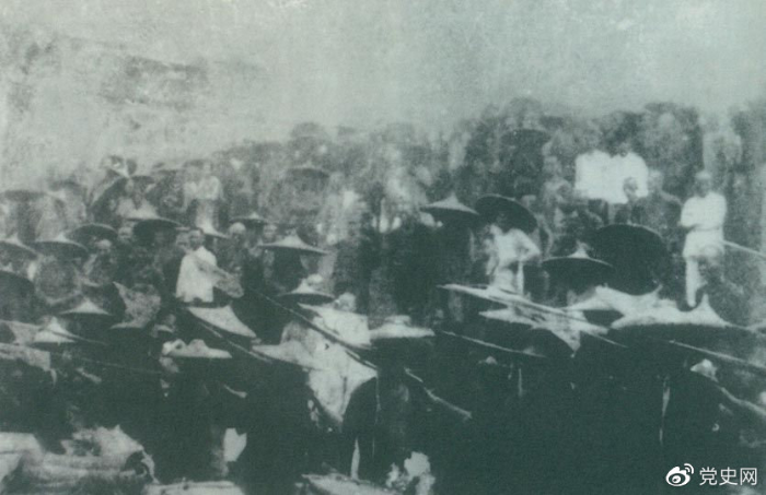 1926年7月9日，國民革命軍開始北伐。兩天后，北伐軍的先頭部隊葉挺獨立團(tuán)攻占了長沙。然后向武漢進(jìn)攻。一路上，迅猛發(fā)展的農(nóng)民運動有力地配合了北伐戰(zhàn)爭。在湖南、江西、湖北，農(nóng)民運動越來越引人注目。這是支援北伐戰(zhàn)爭的農(nóng)民自衛(wèi)軍。