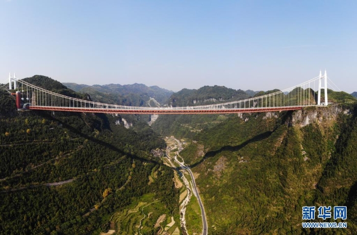 湖南湘西矮寨特大懸索橋（2019年10月1日攝，無人機照片）。新華社記者 陳思汗 攝