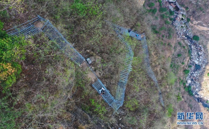 在四川省涼山彝族自治州昭覺縣阿土列爾村的懸崖鋼梯上，村民沿著鋼梯下山（2020年5月13日攝，無人機照片）。新華社記者 王曦 攝
