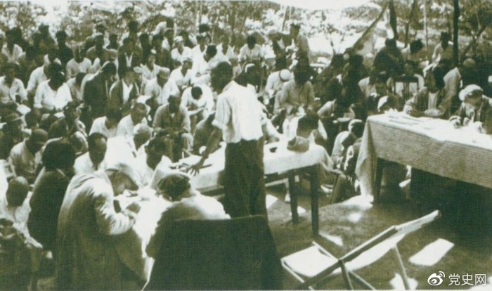 　1947年7月17日至9月13日，全國土地會議在河北西柏坡召開。劉少奇主持會議并在會上作報(bào)告。
