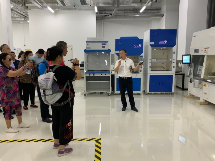 圖為社會公眾在企業展廳參觀。（齊桂榕 攝）