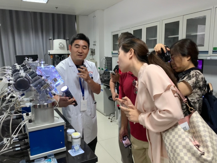 圖為檢驗院工作人員介紹心臟瓣膜質量檢測過程。（齊桂榕 攝）