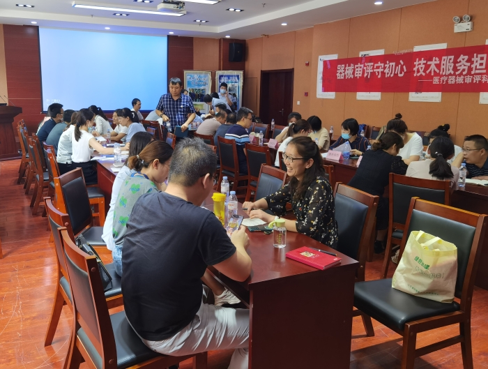圖為醫(yī)療器械生產(chǎn)企業(yè)與中心工作人員面對面交流咨詢。