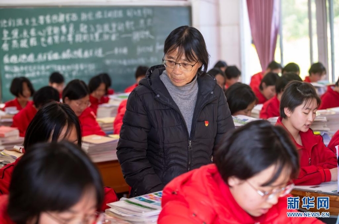 張桂梅（中）在教室里檢查學生上課情況（2020年12月1日攝）。　新華社記者 陳欣波 攝