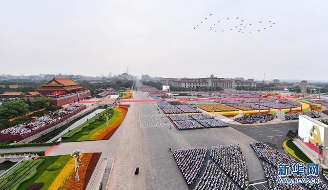7月1日上午，慶祝中國(guó)共產(chǎn)黨成立100周年大會(huì)在北京天安門(mén)廣場(chǎng)隆重舉行。這是大會(huì)開(kāi)始前的飛行慶祝表演。新華社記者 李賀 攝