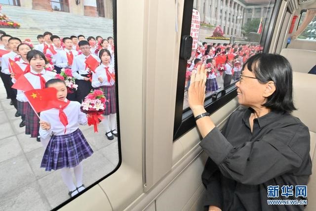 6月29日，慶祝中國(guó)共產(chǎn)黨成立100周年“七一勛章”頒授儀式在北京人民大會(huì)堂金色大廳隆重舉行。這是“七一勛章”獲得者張桂梅向青少年致意。新華社記者 岳月偉 攝