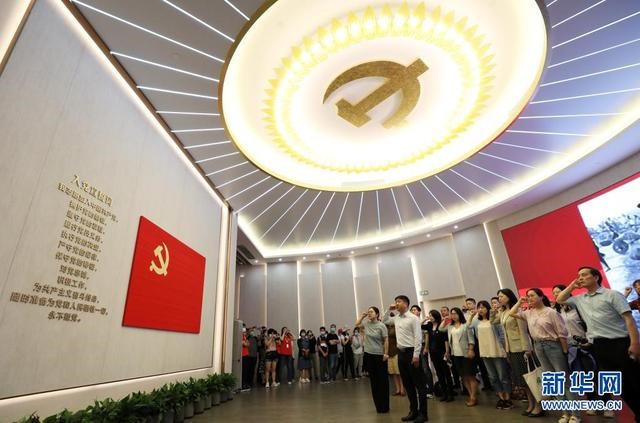 6月3日，黨員在全新開(kāi)館的上海中共一大紀(jì)念館里重溫入黨誓詞。新華社記者 劉穎 攝