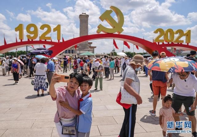 7月3日，游客在北京天安門(mén)廣場(chǎng)拍照留念。新華社記者 彭子洋 攝