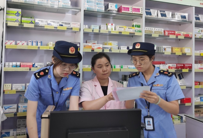 圖為該局執法人員正在一家涉網藥店內檢查其藥品網售情況。