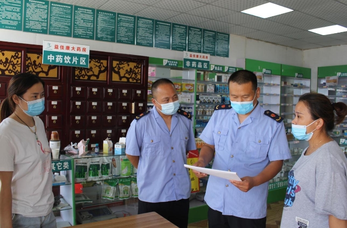 圖為該局執法人員在張市鎮一家藥店檢查防疫措施落實情況。
