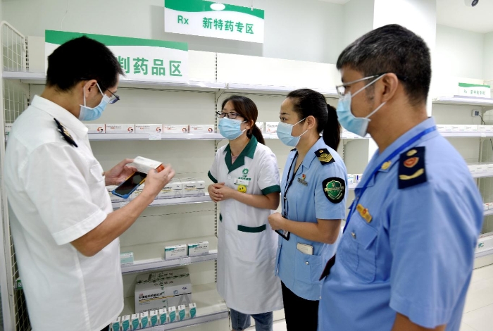 圖為執法人員在一家藥店檢查。