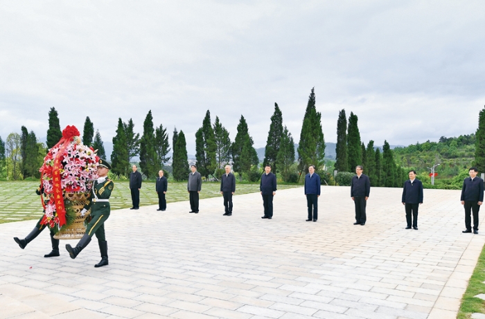2021年4月25日至27日，中共中央總書記、國家主席、中央軍委主席習近平在廣西考察。這是25日上午，習近平在位于桂林市全州縣的紅軍長征湘江戰役紀念園，向湘江戰役紅軍烈士敬獻花籃。 新華社記者 謝環馳/攝