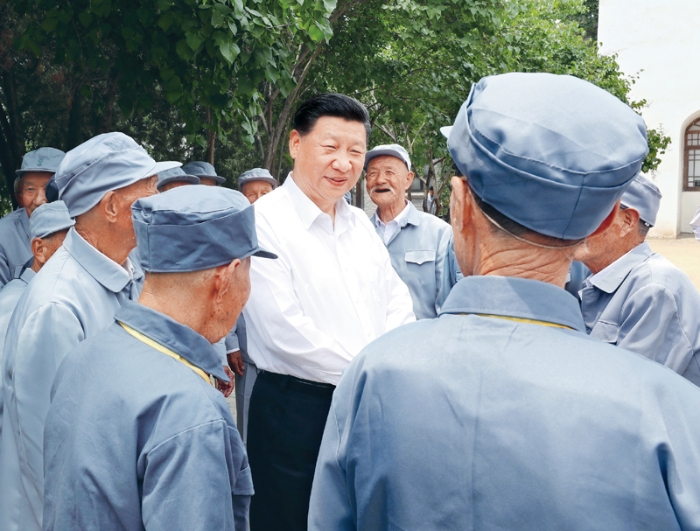 2017年6月21日至23日，中共中央總書記、國家主席、中央軍委主席習近平在山西考察。這是6月21日上午，習近平在呂梁市興縣晉綏軍區司令部舊址同晉綏邊區老戰士老同志代表親切交談。 新華社記者 龐興雷/攝