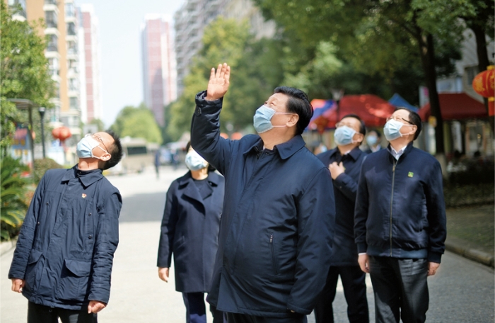 2020年3月10日，中共中央總書記、國家主席、中央軍委主席習近平專門赴湖北省武漢市考察新冠肺炎疫情防控工作。這是習近平在東湖新城社區考察時，向在家隔離居住的居民揮手致意、表示慰問。 新華社記者 謝環馳/攝